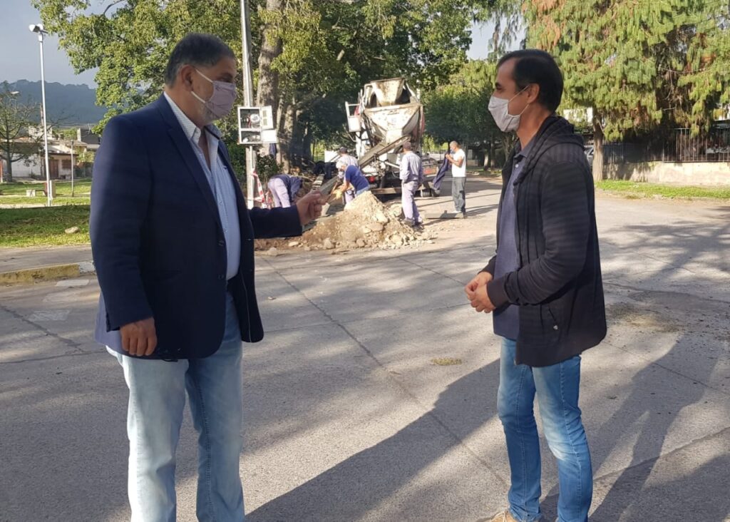 El intendente Jorge supervisó la obra de reparación de cordón cuneta en el barrio Coronel Arias