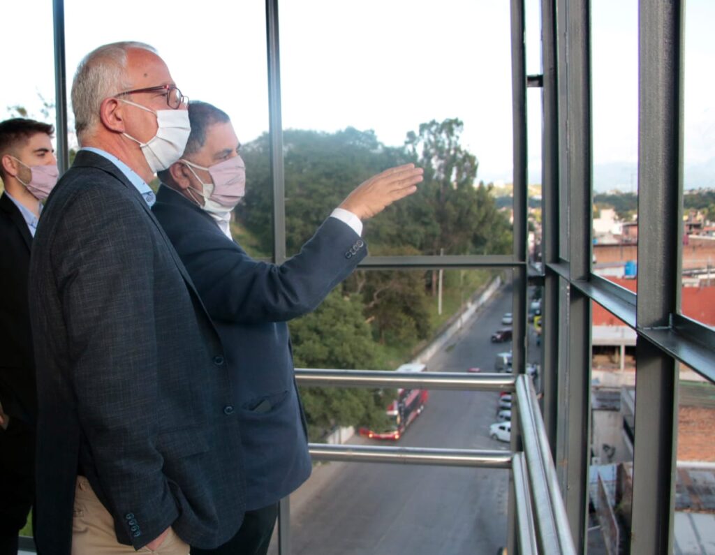 El intendente Raúl “Chuli” Jorge visitó la obra del ascensor urbano junto a Gerardo Siniscalchi, director general de Relaciones con las Provincias y Municipios del Gobierno de la Ciudad Autónoma de Bs. As.