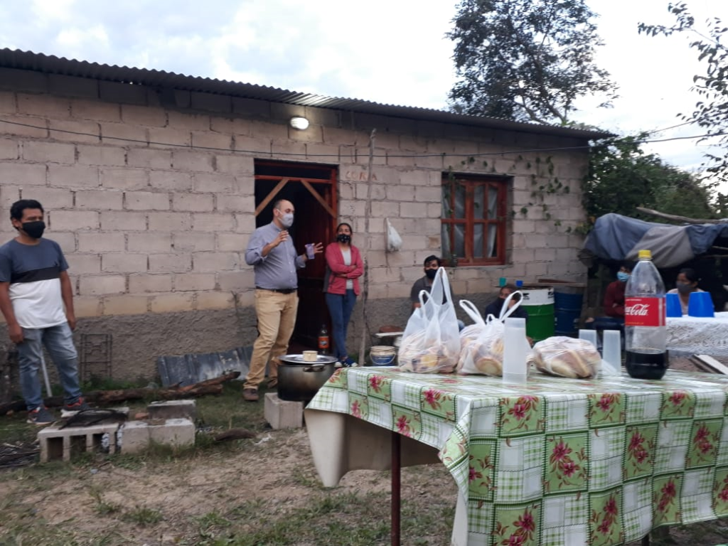 El concejal Matías Domínguez junto a vecinos del barrio "Obrero" donde dijo que se nota la ausencia municipal