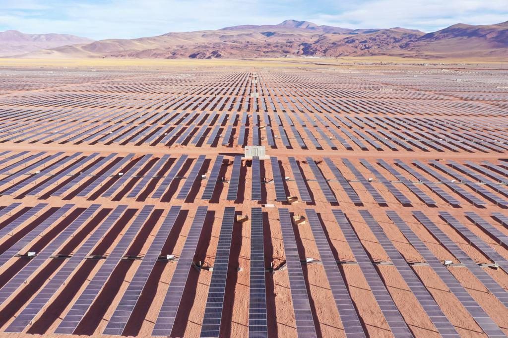 Paneles solares instalados en la planta de energía solar de Cauchari