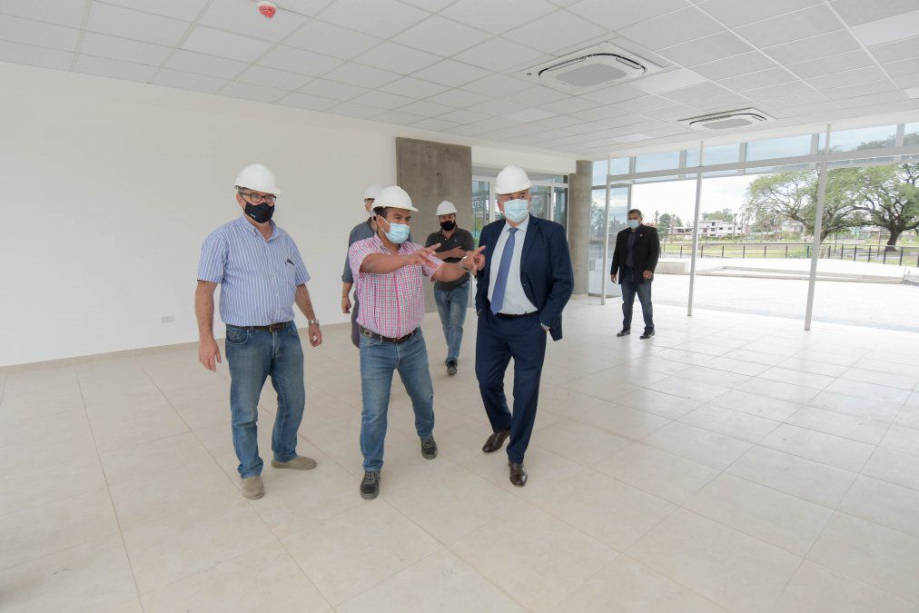 El gobernador recorriendo la obra del nuevo complejo ministerial