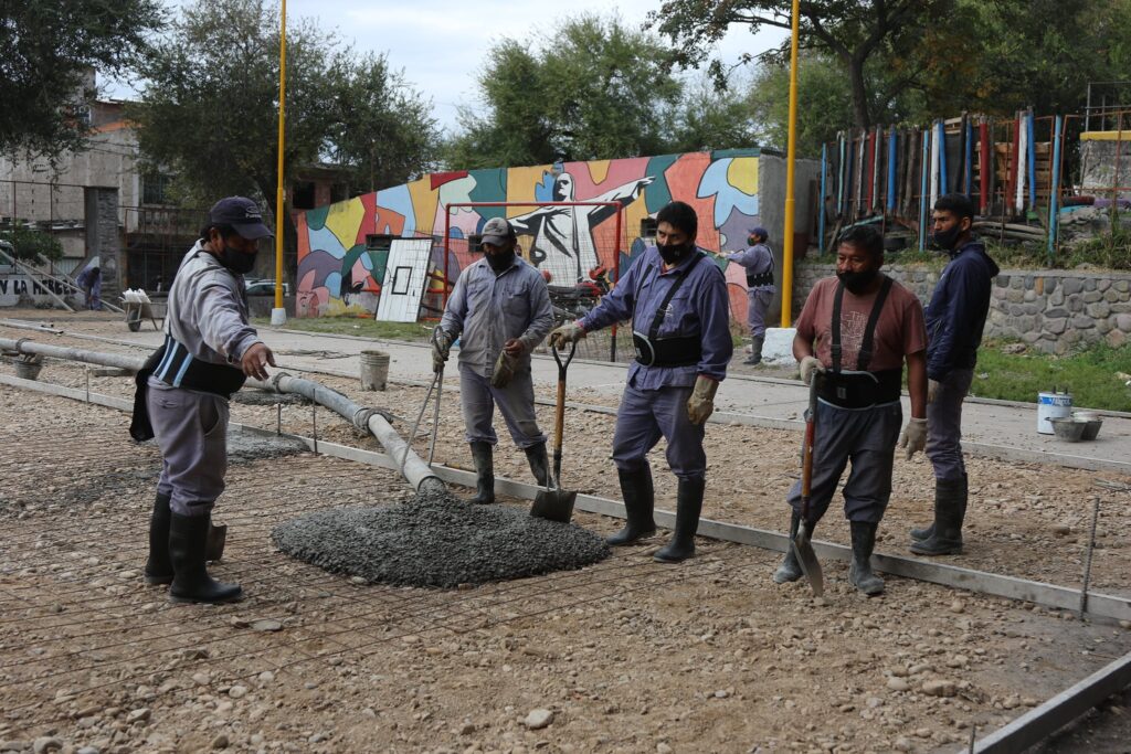 Trabajadores llevan adelante la reconstrucción del polideportivo de La Merced