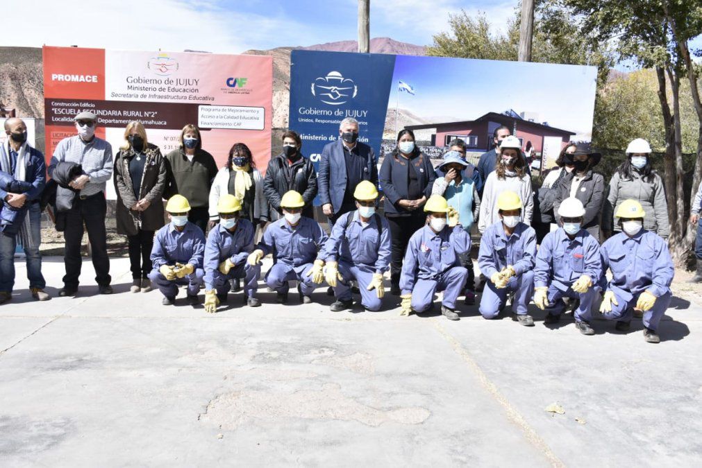 El Gobernador Morales junto a funcionarios y trabajadores en el acto por el inicio de la construcción del Secundario Rural Virtual N°2 de Cianzo 