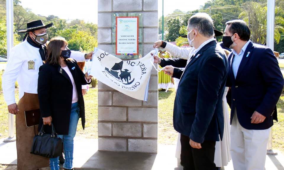 Acto donde se impuso el nombre de Asociación Gaucha Jujeña "Éxodo Jujeño" a la rotonda del barrio Bajo La Viña