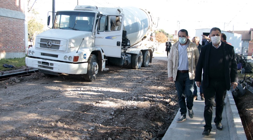 El intendente Jorge y el concejal Aguiar recorrieron la obra de cordón cuneta.