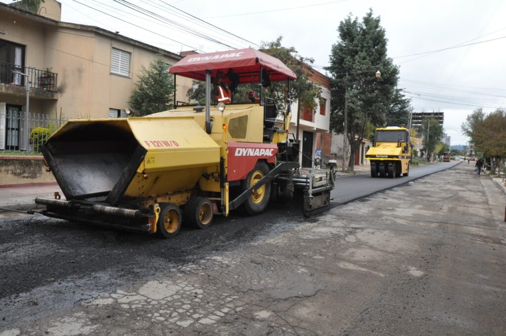 Operarios llevan adelante el nuevo pavimento de la calle Dr. Vidal