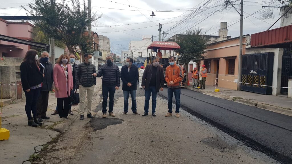 El intendente Jorge, acompañado por concejales y funcionarios durante las obras de repavimentación en la calle República del Líbano