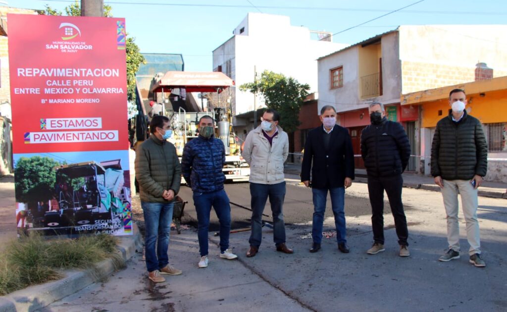 El intendente Jorge, acompañado por funcionarios, durante el recorrido por la obra de repavimentación de la calle Perú, en el barrio Mariano Moreno