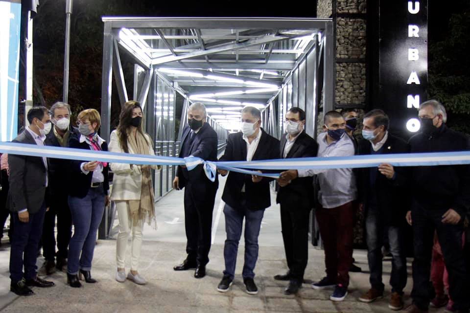 Corte de cintas en la inauguración del primer ascensor urbano del país