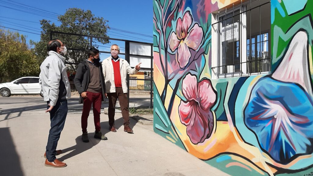 Concejales junto al artista y su mural en el ingreso del Concejo Deliberante