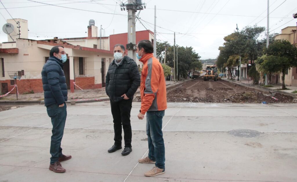 Funcionarios visitaron la obra mixta de pavimentación en el barrio General Arias