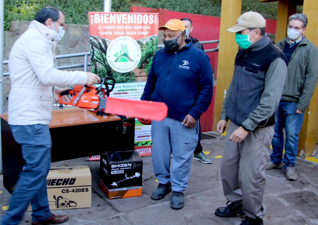 El concejal Aguiar entregó equipamiento para el mantenimiento del Parque Botánico Municipal