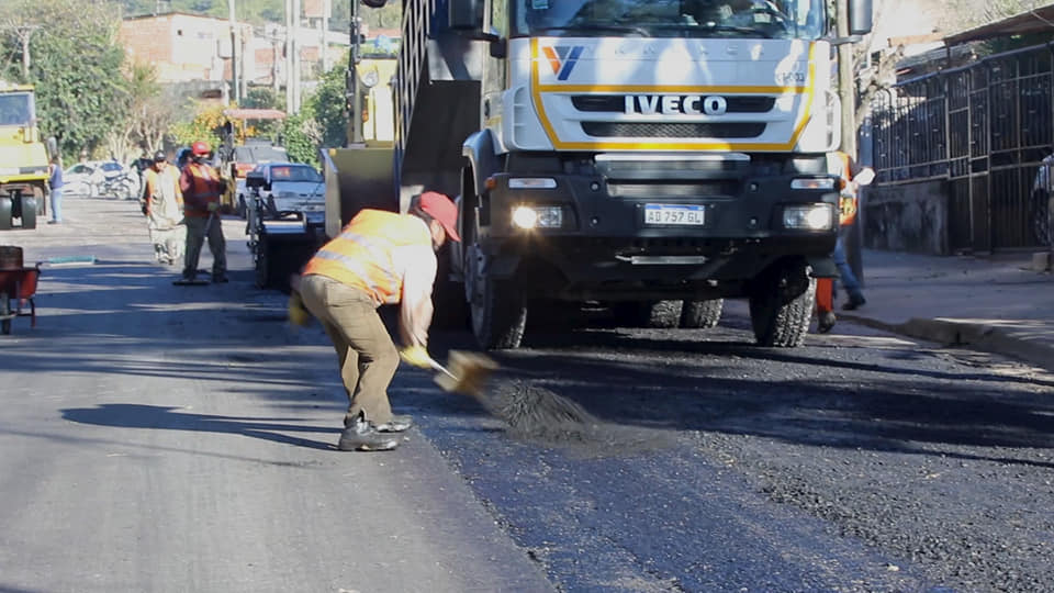 Equipos municipales trabajando en la repavimentación de la calle Callao