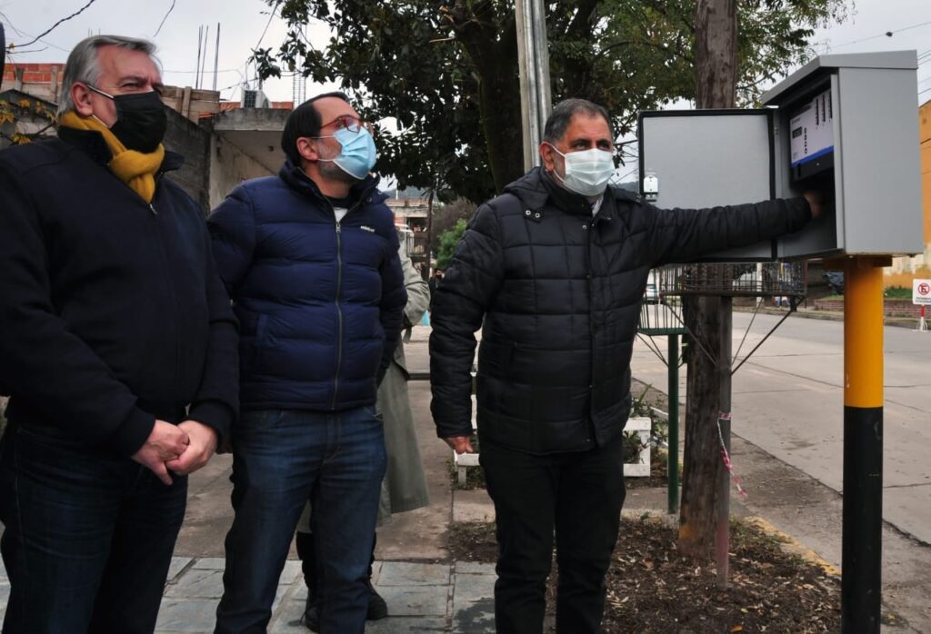 El intendente Jorge puso inauguró una nueva esquina semaforizada en el barrio Cuyaya