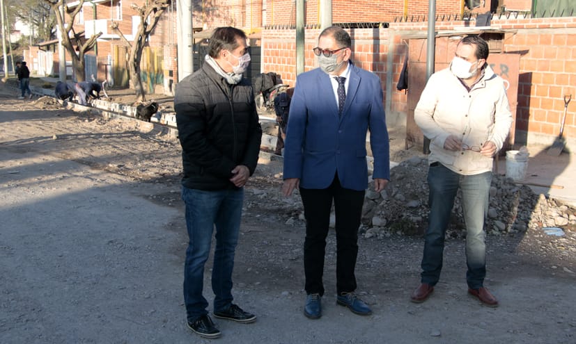 El Intendente capitalino, Raúl “Chuli” Jorge, junto al secretario de obras Públicas, Aldo Montiel y el presidente del Concejo Deliberante, Lisandro  Aguiar, recorrieron la obra de cordón cuneta sobre calle El Cebil del barrio Chijra