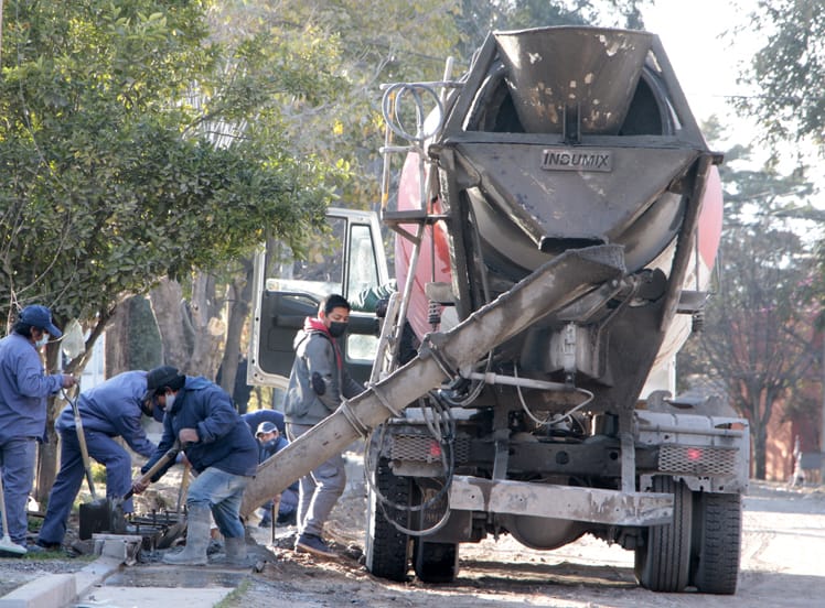 Desde la Municipalidad de San Salvador de Jujuy, a través de la secretaría de Obras Públicas, continúan trabajando con los vecinos de los distintos barrios. En este caso se realiza una nueva obra mixta con construcción de cordónes cuneta y la pavimentación de la calle El Hornero, entre El Lapacho y Las Delicias, en el barrio de Los Perales.