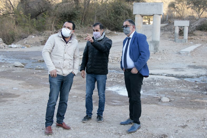 Funcionarios municipales recorrieron la obra de la pasarela que unirá los barrios Suipacha y Campo Verde