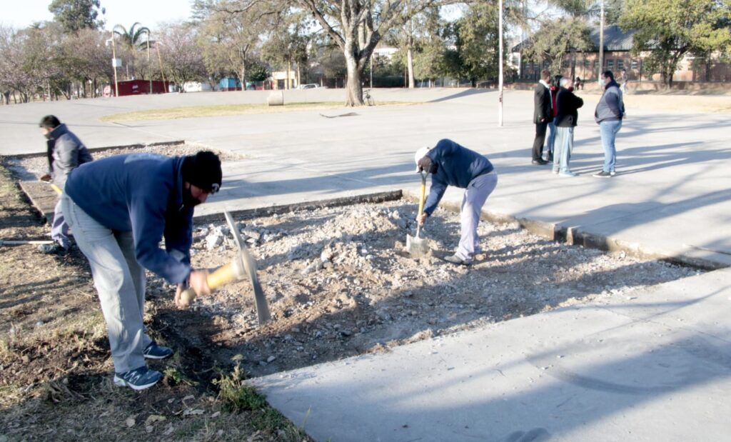 La Municipalidad de San Salvador de Jujuy, está trabajando en el mantenimiento del Patinódromo Municipal “Nora Alicia Vega”.