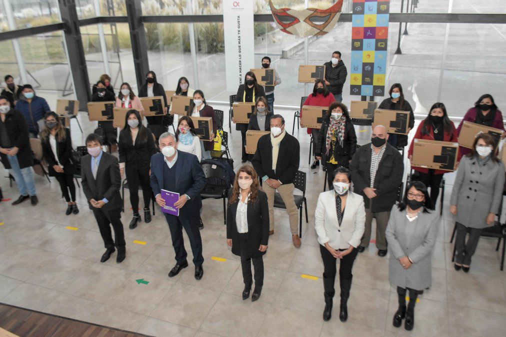 El Gobernador Gerardo Morales, participó en el acto de entrega de equipamiento informático destinado al fortalecimiento de diversos centros de atención integral a la mujer en situación de violencia y personas de la diversidad.