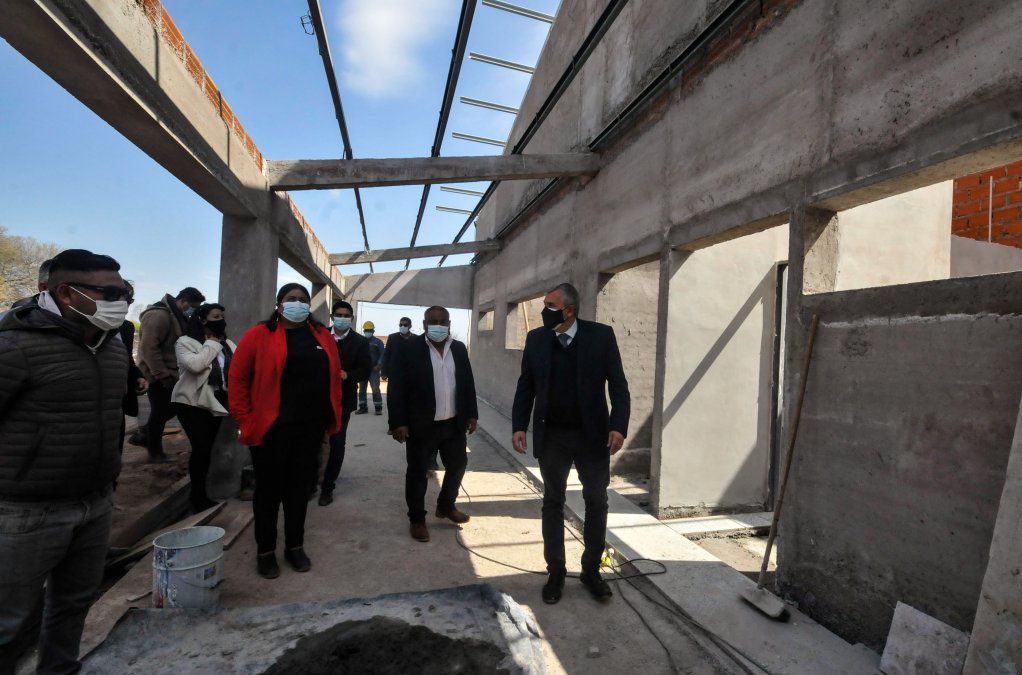 Gerardo Morales verificó la obra del edificio de la nueva escuela primaria de Santa Clara.