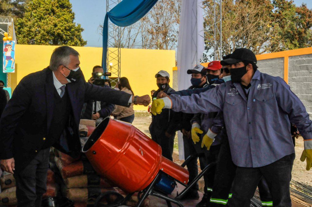 El Gobernador y la Ministra de Desarrollo Humano entregaron beneficios de Potenciar Construcción y Potenciar Trabajo a trabajadores de Santa Clara.