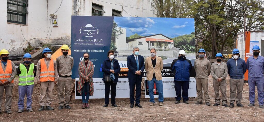 El Gobernador puso en marcha la construcción del jardín maternal de la escuela Pucarita, espacio que brindará contención a jóvenes madres que cursan el nivel secundario, evitando la deserción.