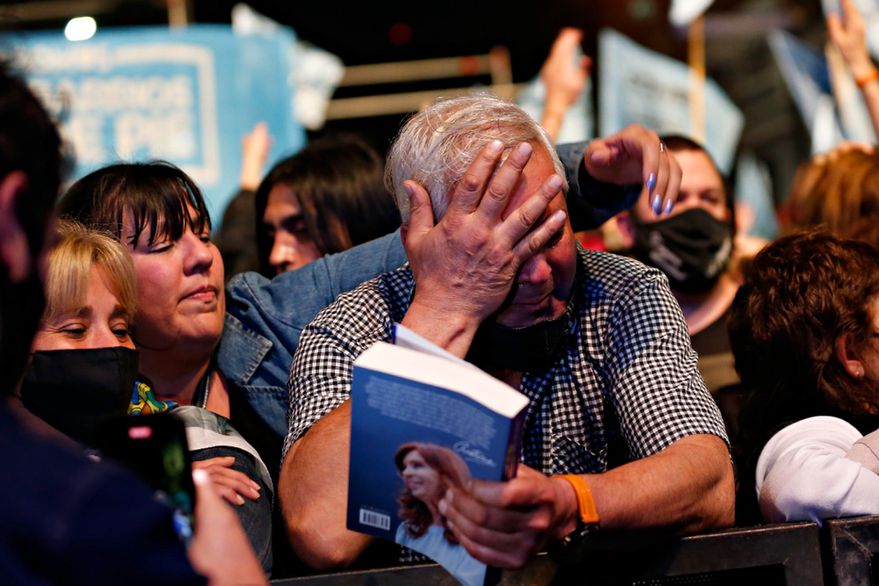 Tristeza de los militantes en el bunker del Frente de Todos tras la derrota en las PASO