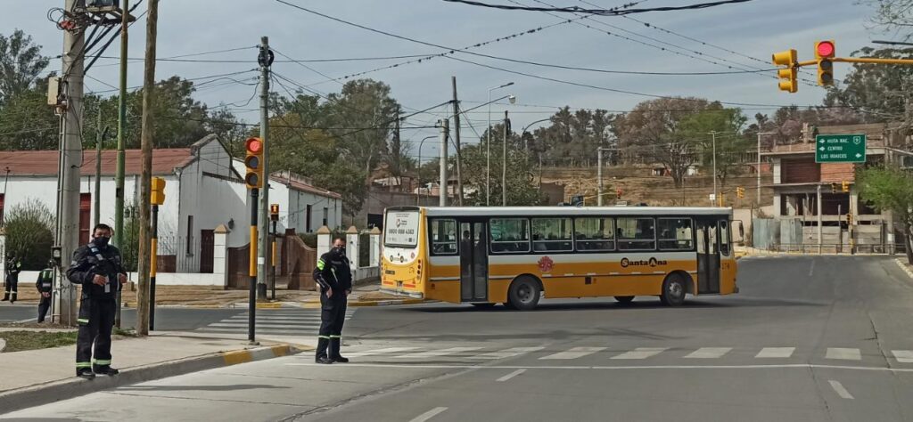 Continuando con el Plan Municipal de Reordenamiento de Tránsito, se ha integrado a la red la esquina ubicada en la intersección de Airampo y Comandante Pérez, llegando así a 91 esquinas semaforizadas en toda la ciudad.