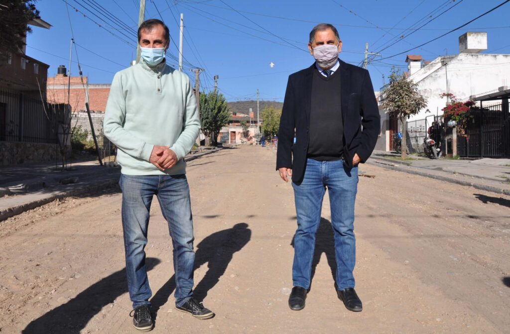 El Plan Municipal de Obras Mixtas llegó nuevamente al barrio General Arias, para pavimentar la calle Magallanes, entre Mejías de Mirabal y Mariano Moreno.