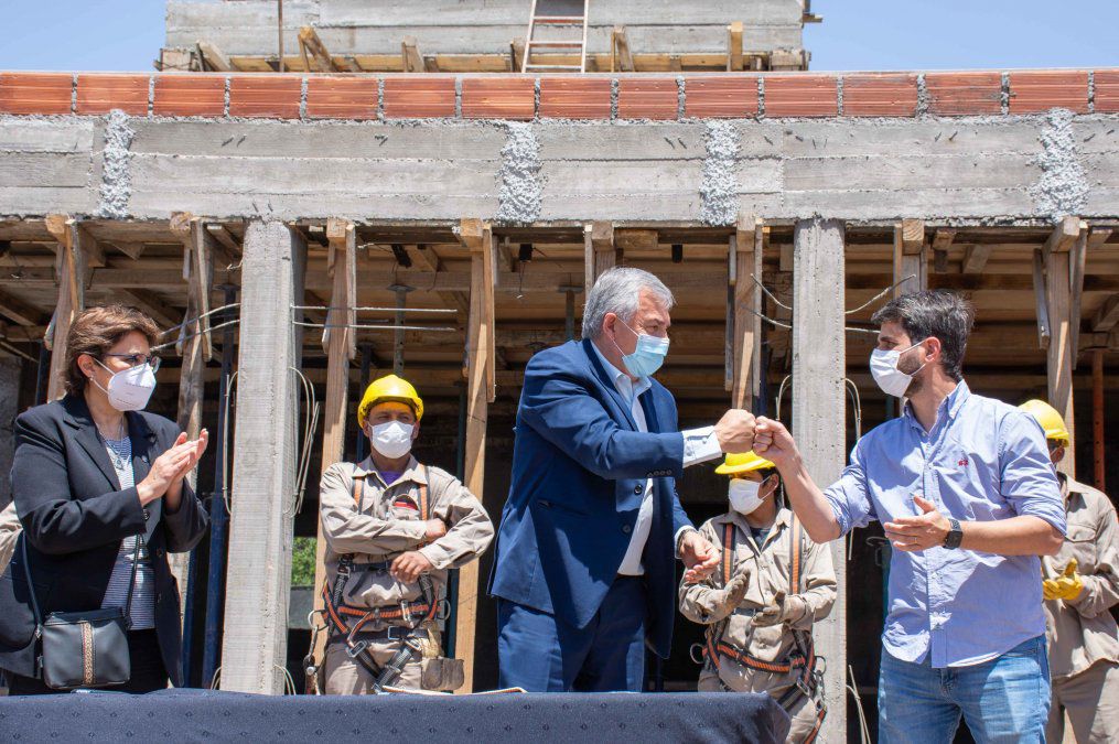 El Gobernador de la Provincia puso en marcha oficialmente la construcción del edificio destinado a Escuela Secundaria Rural Virtual Nº 5 Mediada por TIC, ubicada en Finca El Milagro, Departamento El Carmen.