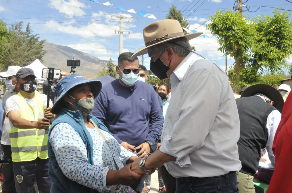 El Gobernador de la Provincia entregó en Huacalera herramientas, equipos, insumos y semillas a comunidades aborígenes de la Quebrada, en el marco del Programa de Fortalecimiento Social a Comunidades Aborígenes.