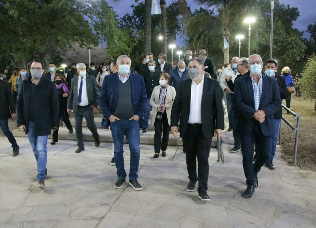 El intendente Jorge encabezó el acto de inauguración de las obras de revalorización de la Plaza Hipólito Yrigoyen, del barrio Ciudad de Nieva.