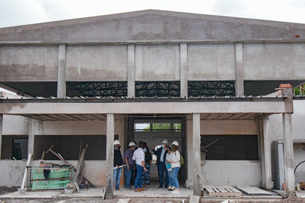 El Gobernador de la Provincia encabezó una recorrida por la obra correspondiente al nuevo edificio educativo para el Secundario Nº 33 que en breve prestará invaluables servicios a la comunidad de Villa Jardín de Reyes.