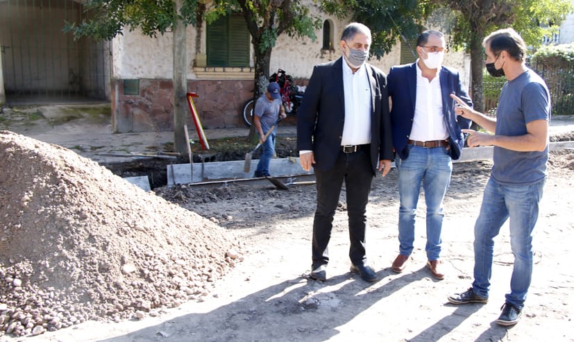 El Intendente Jorge recorrió una nueva obra mixta de cordón cuneta en el barrio Chijra, sobre la calle El Manzano, entre El Cebil y Las Vicuñas.