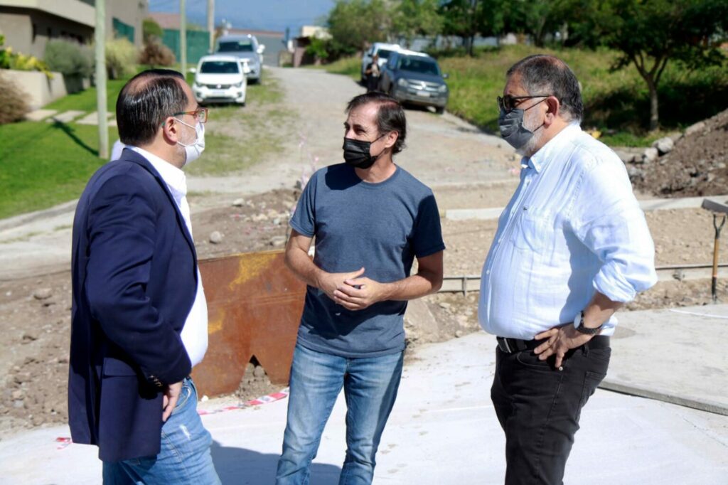 El Intendente “Chuli” Jorge recorrió las pavimentaciones en Bajo La Viña, donde el municipio ejecuta obras a través del programa de Obras Mixtas.