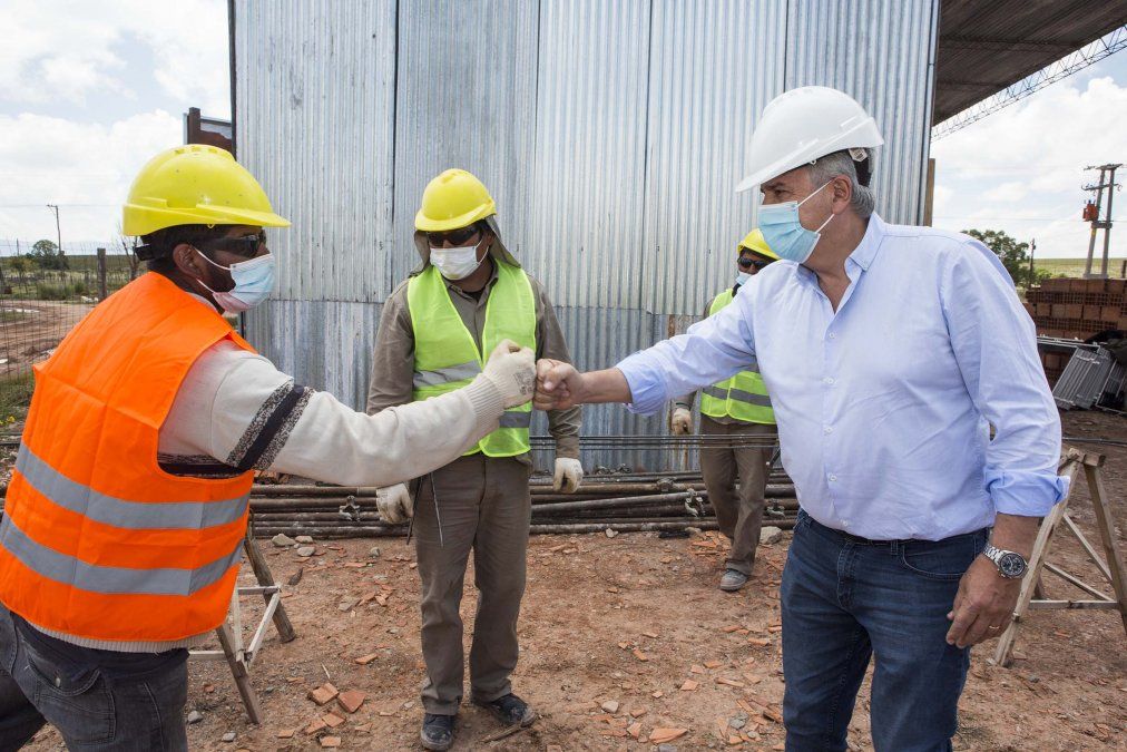 El gobernador recorrió la obra de construcción de la Escuela Secundaria Nº 3, ubicada en la zona de Cangrejillos, Departamento de Yavi.