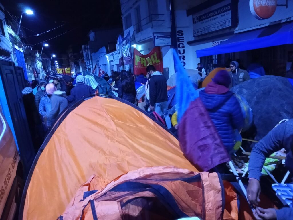 Desde las 8.30 de hoy, se levantó la permanencia que realizaban organizaciones piqueteras en el centro de San Salvador de Jujuy.