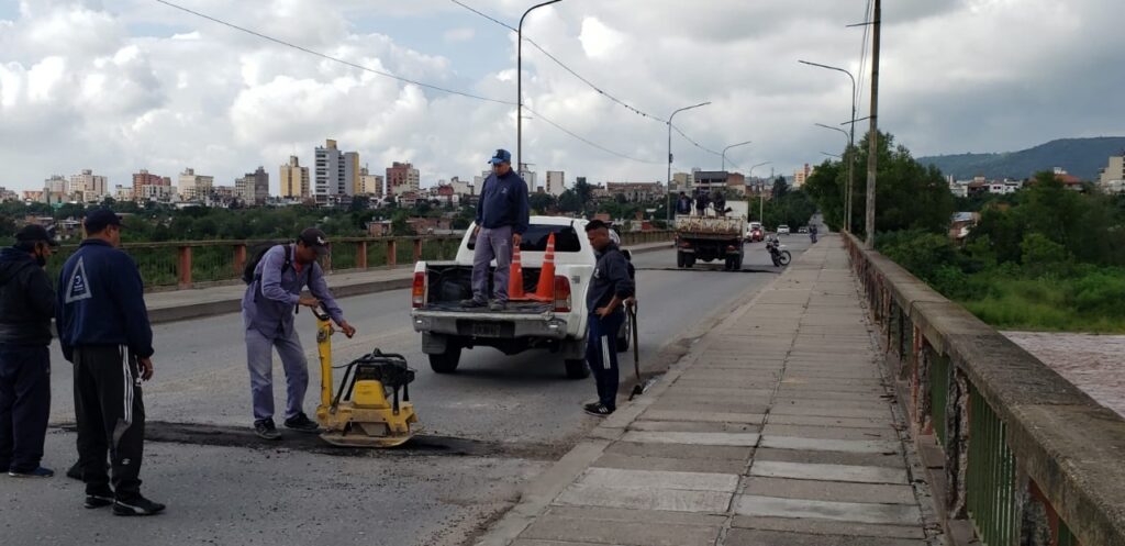 La municipalidad capitalina, comunicó que se trabaja fuertemente en tareas de mantenimiento de juntas y carpeta asfáltica en diferentes calles, avenidas y puentes.