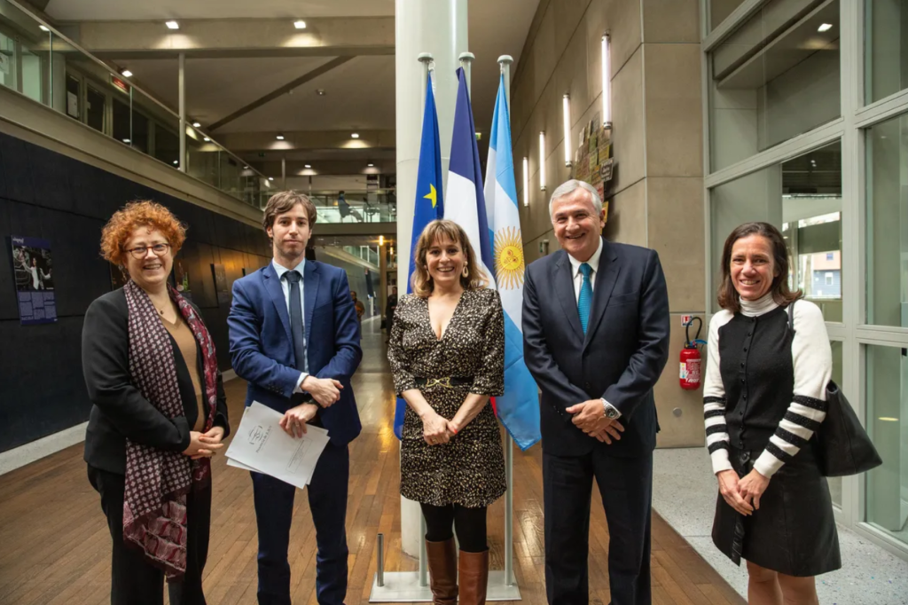 El Gobernador visita París con el propósito de definir esquemas de financiamiento para proyectos sostenibles en Jujuy, entre ellos la producción de Hidrógeno Verde.