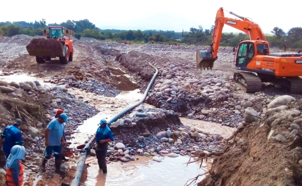 La empresa Agua Potable de Jujuy finalizó la reparación del acueducto que fue arrastrado de manera violenta por la creciente del río Grande.