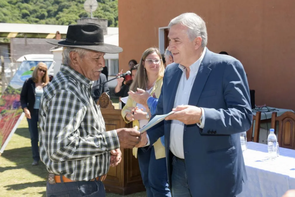 El Gobernador Morales felicitó a la Comisión que llevó adelante el trabajo que permitió esta entrega de escrituras en El Fuerte.