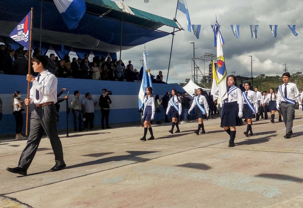 El gobernador, Gerardo Morales y el intendente Raúl Jorge, encabezaron el acto protocolar y posterior desfile cívico, militar y gaucho, en el marco de un nuevo Aniversario de la Fundación de San Salvador de Jujuy.