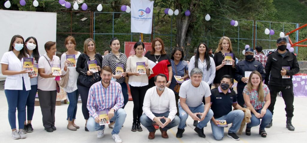 Las instituciones participantes estuvieron presentes junto al equipo municipal en la presentación de la 6° “Guía Comunitaria de Derechos para Brindar Herramientas en la Prevención, Orientación y Asesoramiento en Situaciones de Violencia de Género”.