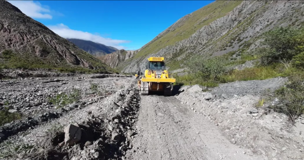 Continúan las obras en Tumbaya para la restitución del camino a Punta Corral, hasta el segundo calvario, sumando así seguridad en el despliegue de los fieles.