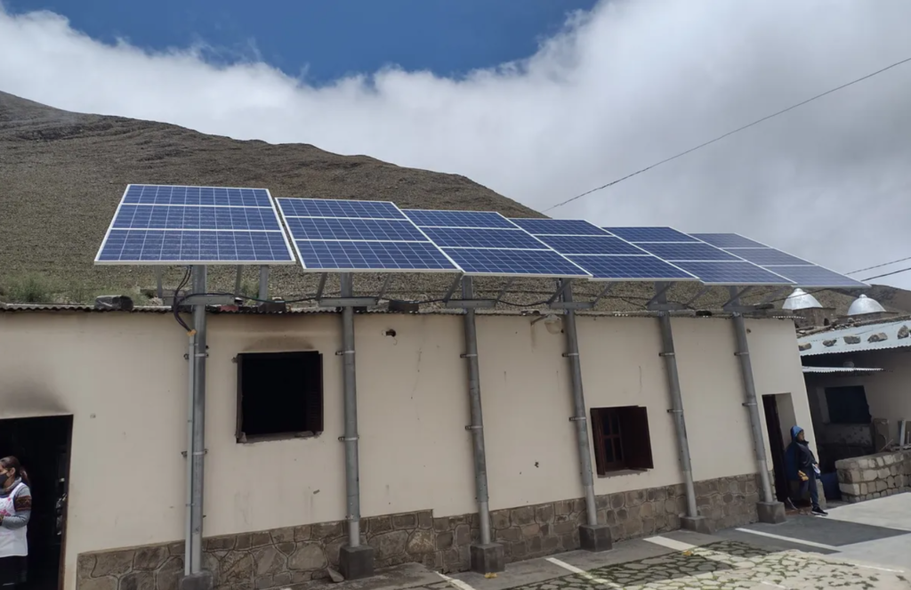 Fueron repotenciados los sistemas fotovoltaicos de veinticuatro escuelas rurales, ahora con energía solar las 24 horas; en otras nueve restantes pronto iniciarán las obras.