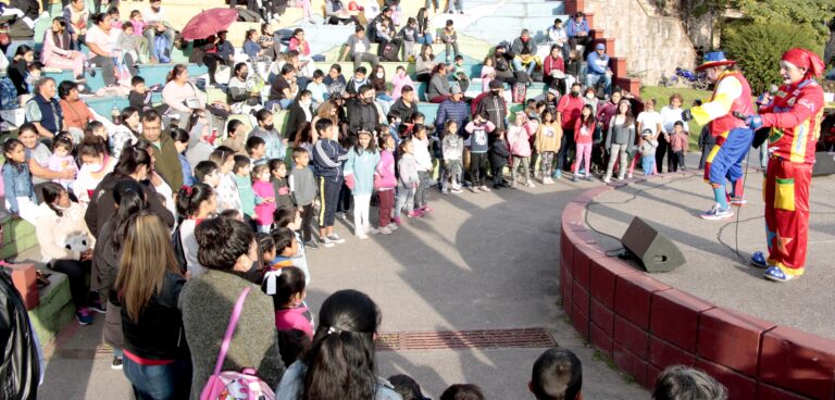 La Dirección de Cultura municipal y el Concejo Deliberante organizaron un alegre y colorido homenaje al querido Payaso Pirulín en la Plaza de los Inmigrantes.