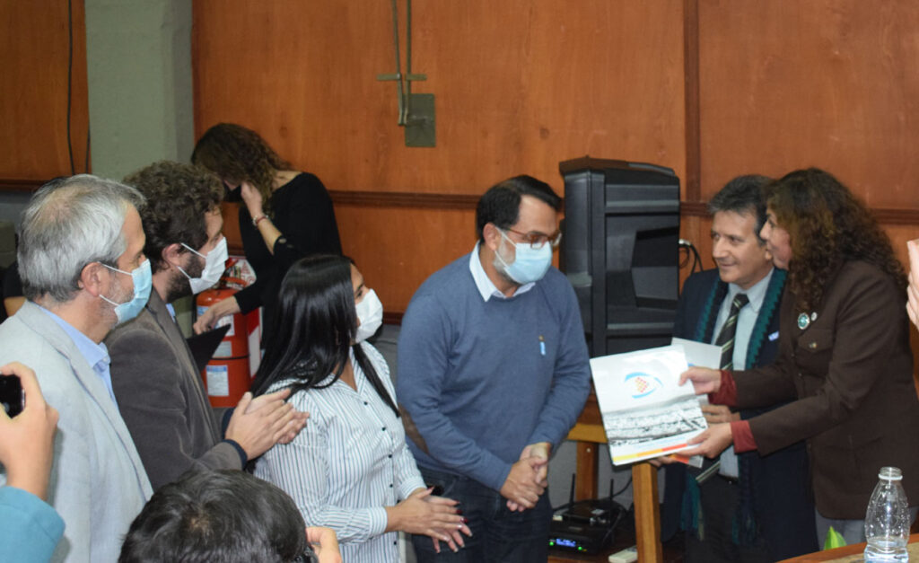 En el marco de los festejos por el 50º Aniversario de la Facultad de Ciencias Agrarias de la UNJu, ediles capitalinos entregaron la minuta que declara de Interés Municipal el nuevo aniversario de esa casa de altos estudios.