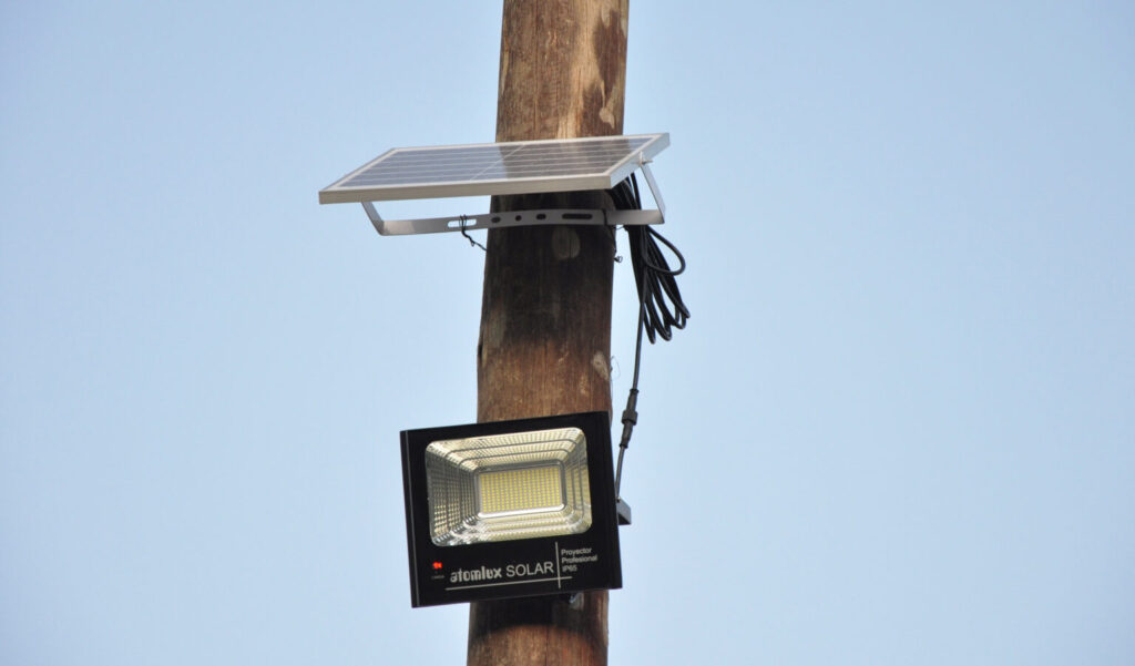 Las nuevas luminarias solares LED están localizadas sobre la colectora de la autopista Raúl Alfonsín, en el barrio Alto Comedero, mejorando la transitabilidad de los vecinos y proporcionando una mayor seguridad al sector.