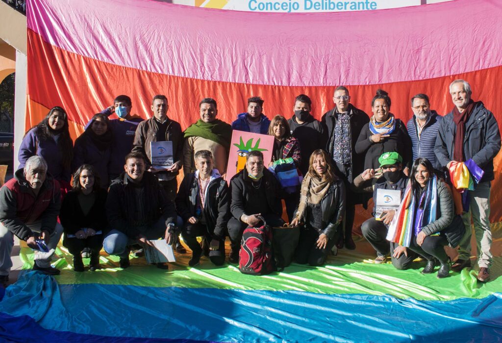 Concejales se reunieron con la artista Daniela Yazlle y la Comisión Organizadora de la Marcha del Orgullo (C.O.M.O), para entregarles dispositivos legales en el marco de la semana del Orgullo LGBTTIQ+.