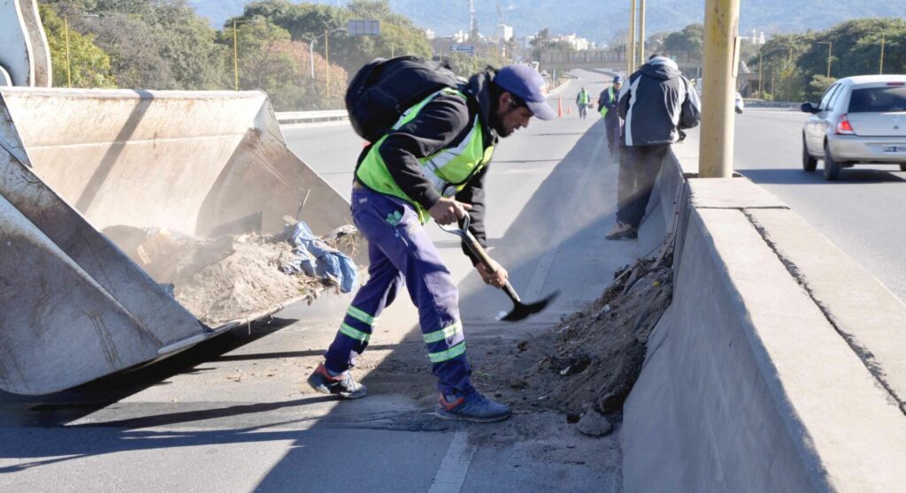 Equipos de la Secretaría de Servicios Públicos de la Municipalidad de San Salvador de Jujuy, realizaron trabajos de limpieza y mantenimiento de la avenida General Savio.